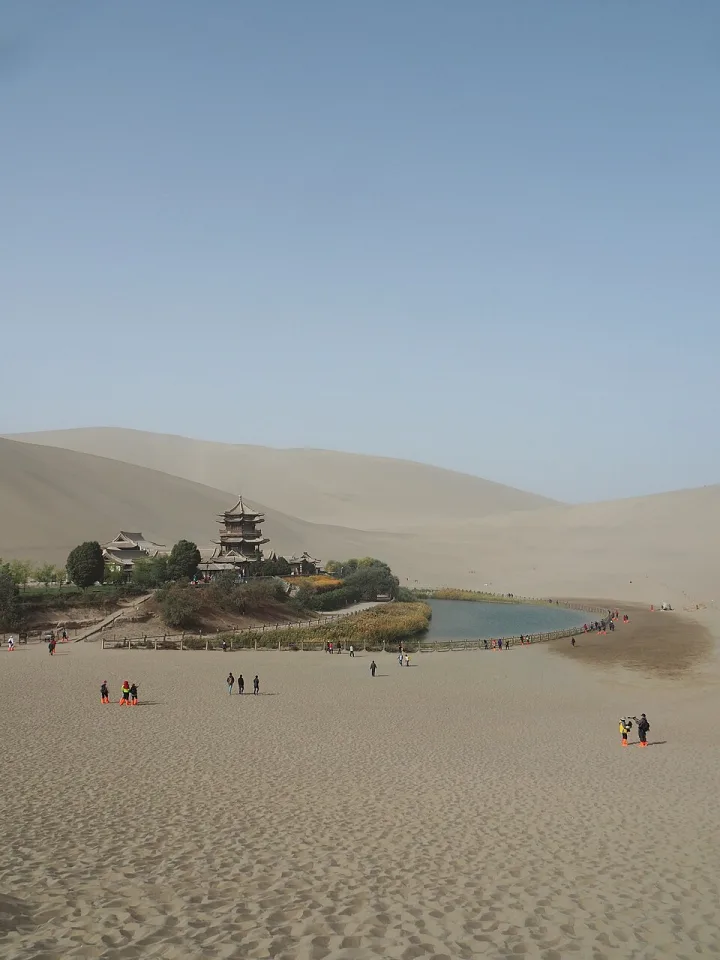 敦煌鸣沙山月牙泉标志性晚霞摄影景观