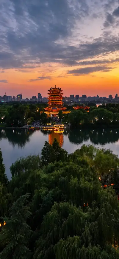 大明湖标志性晚霞摄影景观